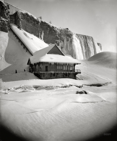 Photo showing: Niagara Freeze -- Niagara Falls circa 1900. Station at foot of incline, American Falls.