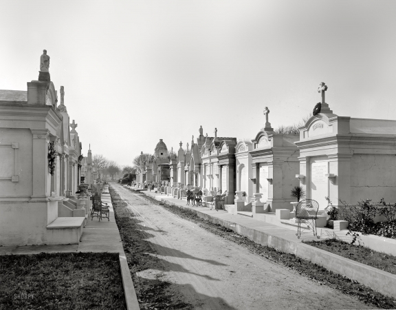 Photo showing: Aisle of the Dead -- Metairie Cemetery, New Orleans, circa 1895.