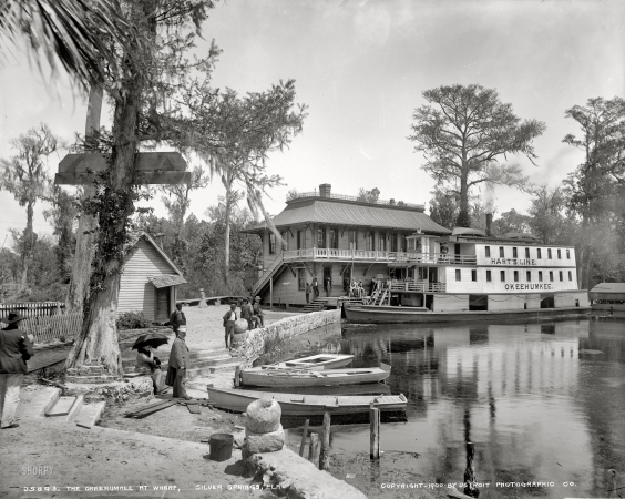 Photo showing: Silver Springs Florida -- Okeehumkee at wharf on the Oklawaha River, circa 1900.
