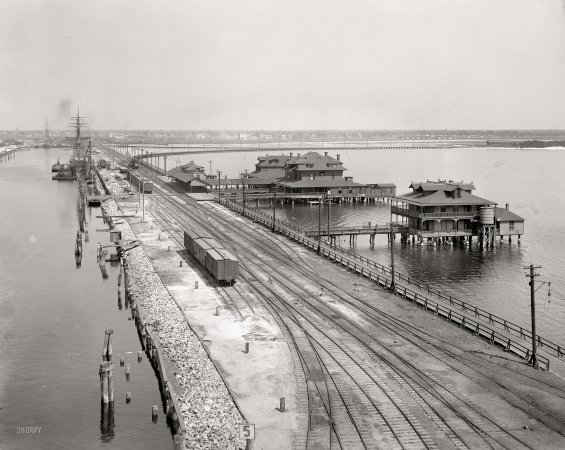 Photo showing: Port Tampa Wharf -- Florida, circa 1900. Port Tampa Inn and docks.