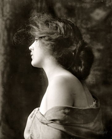 Photo showing: La Belle Fille -- Portrait of a woman, circa 1900.