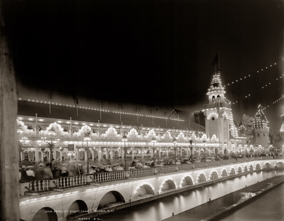 Photo showing: Fun Noir -- Coney Island circa 1905. Luna Park at night.