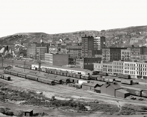 Photo showing: Gritty Duluth -- Circa 1905. Duluth, Minnesota, railyard.