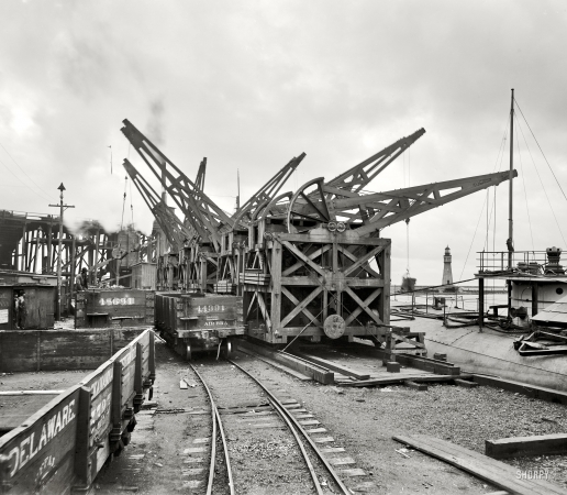 Photo showing: Unloading Ore: 1901 -- Buffalo, New York. Unloading ore from whaleback carrier.