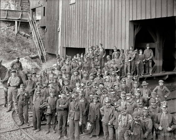 Photo showing: Coal Breaker Boys -- Kingston, Pennsylvania, circa 1900. Breaker boys at Woodward Mines.
