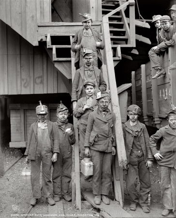 Photo showing: Breaker Boy Lunch -- Kingston, Pennsylvania, circa 1900. Breaker boys, Woodward Coal Mines.