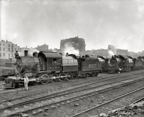 Photo showing: Delaware, Lackawanna and Western -- Scranton, Pennsylvania, circa 1900. Group of Lackawanna freight engines. Delaware, Lackawanna & Western R.R.