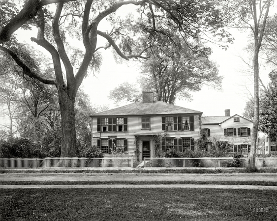 Photo showing: Lexington, Massachusetts -- Harrington House. The residence of one Dr. Bertha C. Downing, circa 1901.