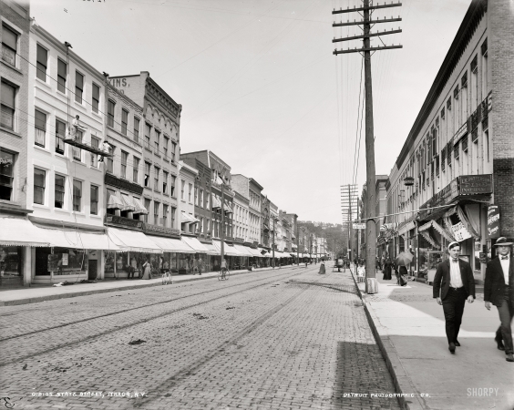 Photo showing: Strolling in Ithaca -- State Street in Ithaca, New York, circa 1901.