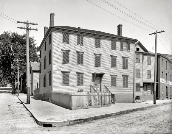 Photo showing: Longfellow House -- Portland, Maine, circa 1900. The home where the poet Henry Wadsworth Longfellow was born in 1807.