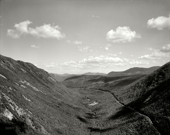 Photo showing: Crawford Notch -- New Hampshire circa 1900. Crawford Notch from Mount Willard, White Mountains.