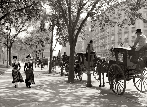 Photo showing: Madison Square Cab Stand -- New York circa 1900.