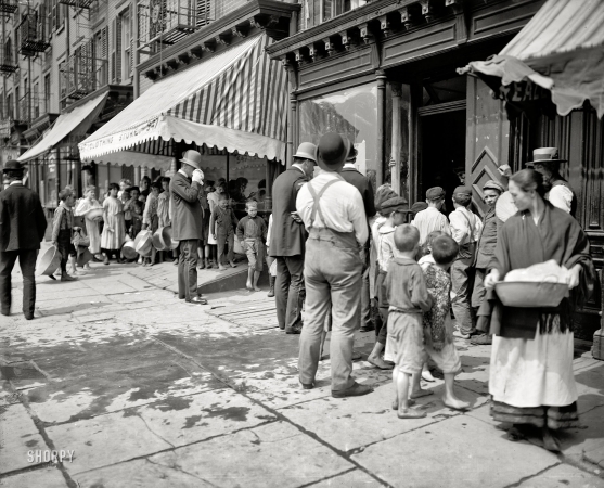Photo showing: Free Ice -- Circa 1900. Heat wave. Free ice in New York.