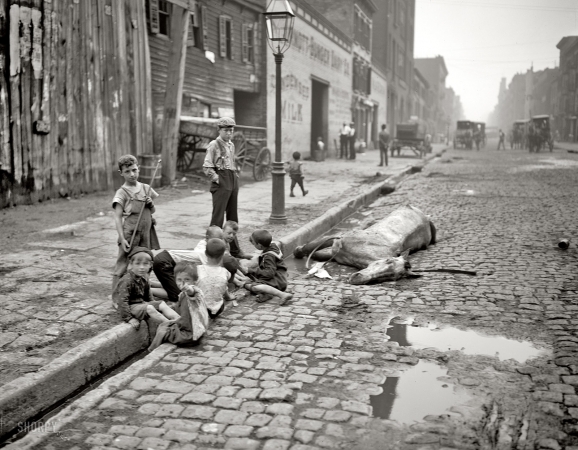 Photo showing: Dead End Kids -- Circa 1905. The close of a career in New York. Photo by Byron.