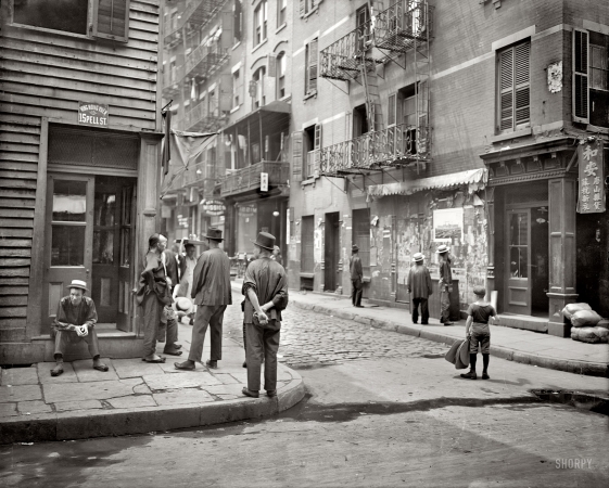 Photo showing: Chinatown Street Scene -- Pell Street, New York, circa 1900.