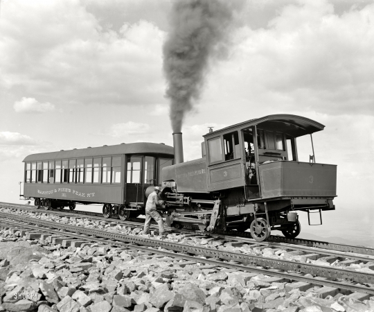 Photo showing: Level Locomotive -- Summit, cog wheel train, Manitou and Pike's Peak Railway. Colorado, circa 1900.