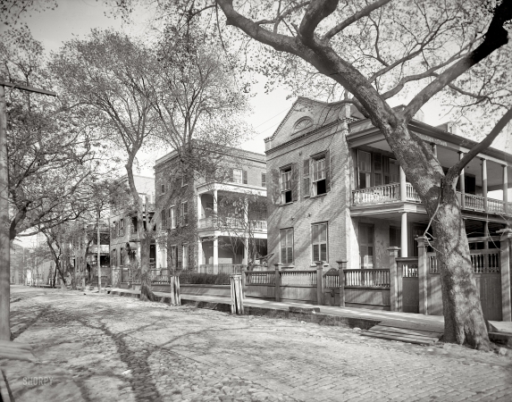 Photo showing: Quaintly Charleston -- Charleston, South Carolina, circa 1902. Residence on Hasell Street.