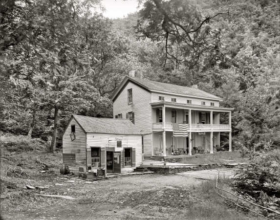 Photo showing: Nice Place for a Good Sleep -- Rip Van Winkle Hotel, Sleepy Hollow, Catskill Mountains, New York 1902.