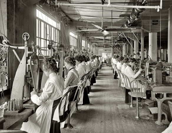 Photo showing: Woman Assembly -- Dayton, Ohio, circa 1902. Lock and drill department, National Cash Register.