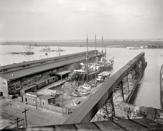 Photo showing: On the Waterfront: 1905 -- Southern Railway terminals, Mobile, Alabama.