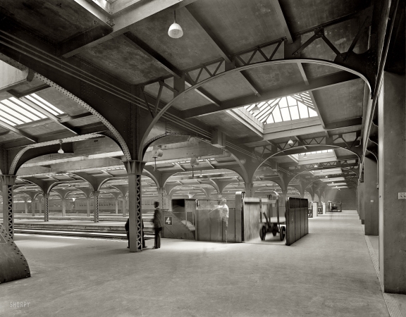 Photo showing: Ghost Depot -- Circa 1911-1915. Chicago train sheds, Chicago & North Western Railway.