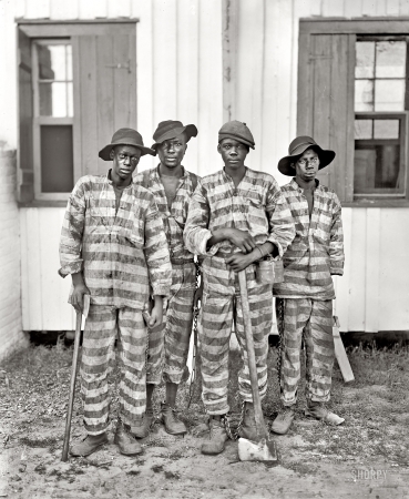 Photo showing: Chain Gang -- Circa 1905, somewhere in the American South.