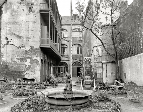 Photo showing: The Quarter -- New Orleans circa 1903. Old French courtyard.