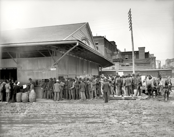 Photo showing: Payday on the Levee -- New Orleans circa 1906.