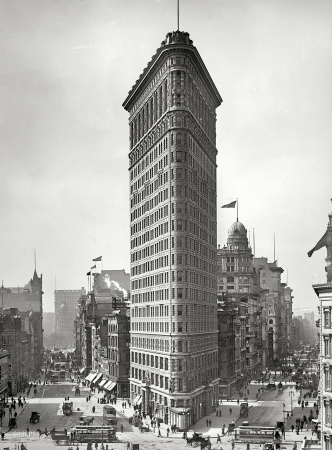 Photo showing: The Flatiron -- The Flatiron Building circa 1903, with Broadway on the left and Fifth Avenue on the right.