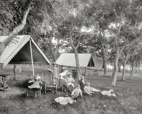 Photo showing: Shelter Island, New York: 1904 -- Manhanset House. The Professor and his pupils.