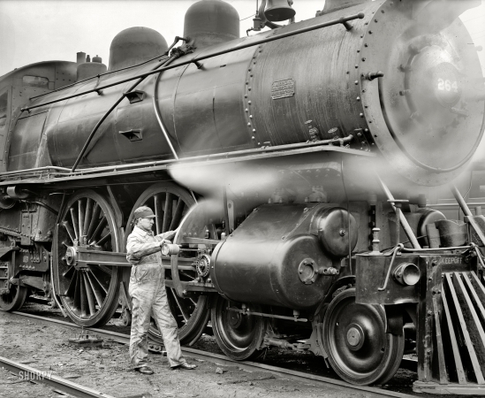 Photo showing: Michigan Central Locomotive -- Oiling up before the start, circa 1904.