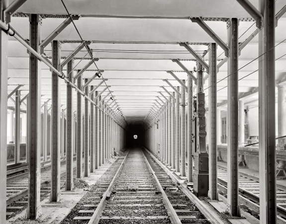 Photo showing: Under NYC: 1904 -- In the subway, New York City.