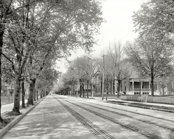 Photo showing: Pleasantville: 1904 -- Indianapolis, Indiana, circa 1904. North Pennsylvania Street.