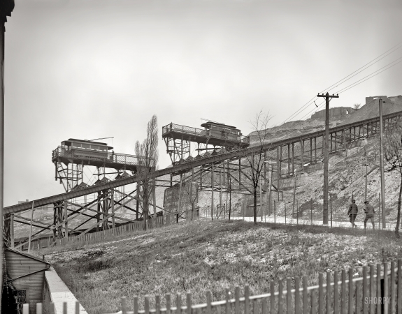 Photo showing: Cincinnati Incline -- Circa 1904. Five Cincinnati incline railway elevators served the growing hillside suburbs above the smoky basin below.