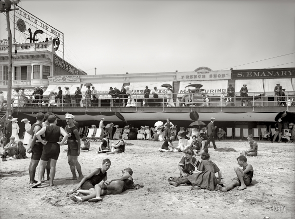 Photo showing: Greetings From Atlantic City: 1904 -- Boardwalk from the beach.