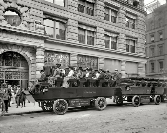Photo showing: Seeing New York -- New York circa 1904. Electric omnibuses at the Flatiron Building.