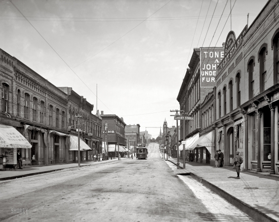 Photo showing: Marquette, Michigan -- Front Street, circa 1905.