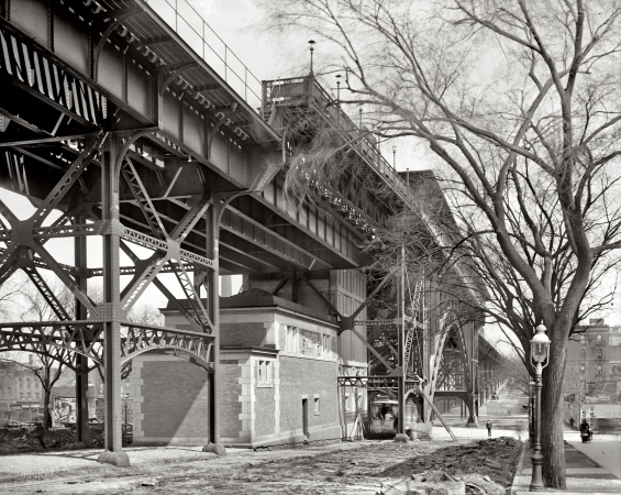 Photo showing: Elevated Subway -- New York City circa 1905. 125th Street viaduct.