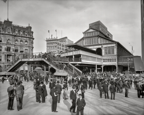 Photo showing: Brooklyn-Bound -- New York circa 1905. Manhattan entrance to Brooklyn Bridge.