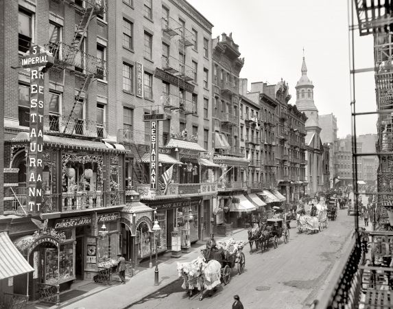 Photo showing: Chinatown: 1905 -- Funeral procession on Mott Street, New York City.