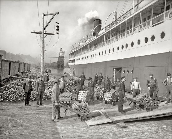 Photo showing: King Copper -- Houghton, Michigan, circa 1905. Loading copper on steamer Juniata.