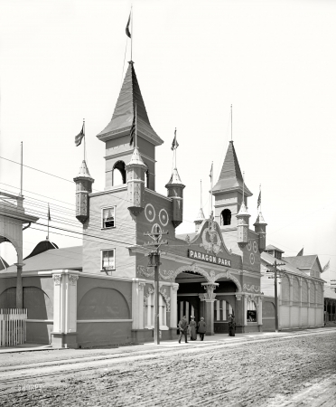 Photo showing: Paragon Park -- Nantasket Beach, Massachusetts, circa 1905.