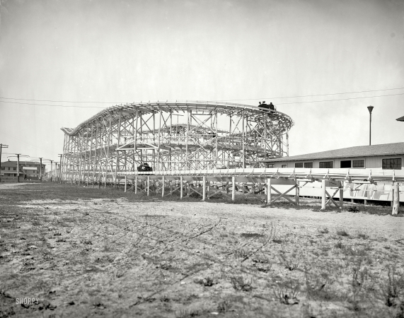 Photo showing: Curves Ahead -- Nantasket Beach, Massachusetts, circa 1905. Roller coaster at Paragon Park.
