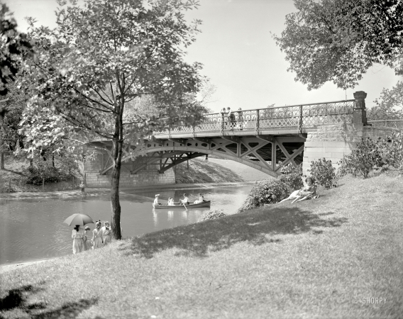 Photo showing: Lincoln Park -- Chicago circa 1905. The bridge, Lincoln Park.
