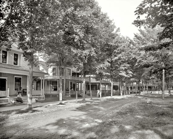 Photo showing: Bay View Street View -- Park Avenue. In the resort community of Bay View, Michigan, circa 1906.