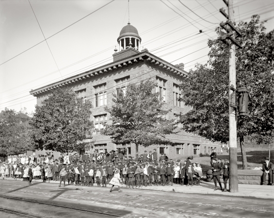 Photo showing: Hancock High -- Hancock, Michigan, circa 1906.