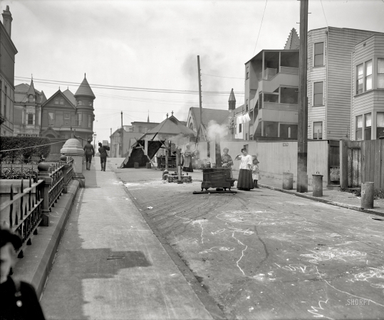 Photo showing: Earthquake Kitchen -- San Francisco, April 1906. Cooking in the street after the earthquake.