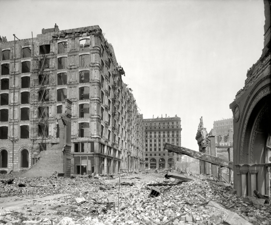 Photo showing: The Palace Hotel -- Palace Hotel, New Montgomery Street. San Francisco in the aftermath of the earthquake and fire of April 18, 1906.