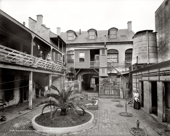 Photo showing: New Orleans Courtyard -- Old French courtyard on Royal Street, circa 1906.