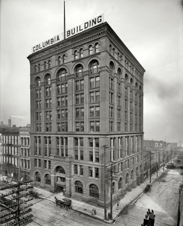 Photo showing: Corner Location -- Louisville, Kentucky, circa 1906. Columbia Building, Fourth and Main.